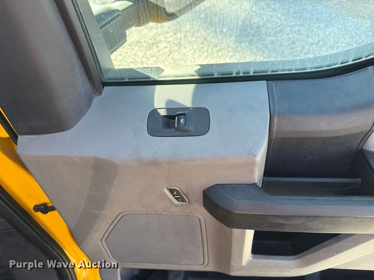 image for item ES5588 2020 Ford F350 Super Duty utility bed pickup truck