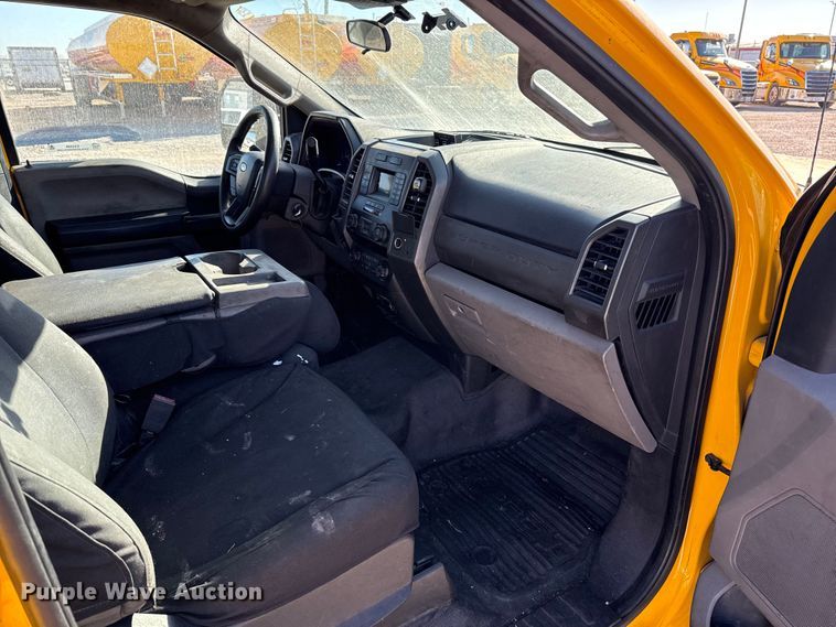 image for item ES5588 2020 Ford F350 Super Duty utility bed pickup truck