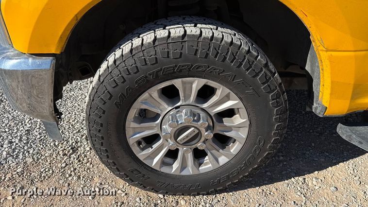 image for item ES5588 2020 Ford F350 Super Duty utility bed pickup truck