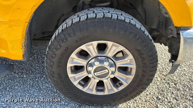 image for item ES5588 2020 Ford F350 Super Duty utility bed pickup truck