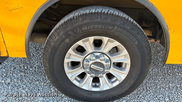 image for item ES5588 2020 Ford F350 Super Duty utility bed pickup truck