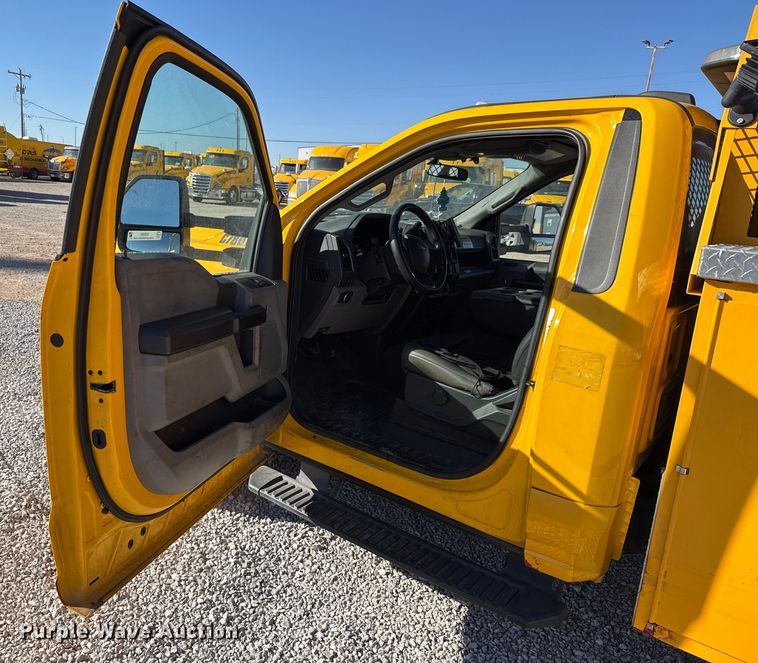 image for item ES5591 2022 Ford F350 Super Duty utility bed pickup truck