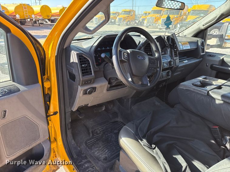 image for item ES5591 2022 Ford F350 Super Duty utility bed pickup truck