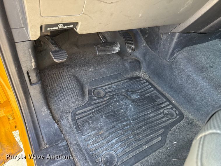 image for item ES5591 2022 Ford F350 Super Duty utility bed pickup truck