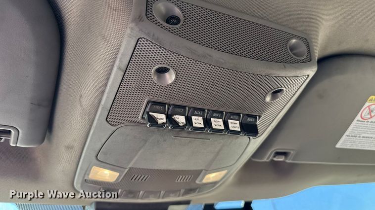 image for item ES5591 2022 Ford F350 Super Duty utility bed pickup truck