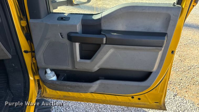image for item ES5591 2022 Ford F350 Super Duty utility bed pickup truck