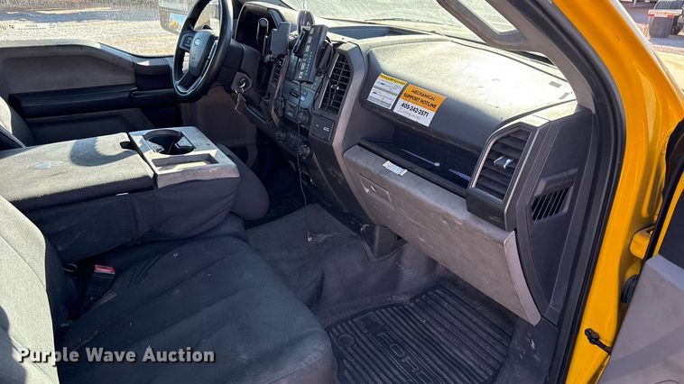 image for item ES5591 2022 Ford F350 Super Duty utility bed pickup truck