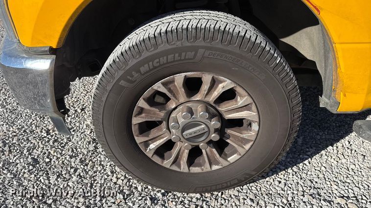 image for item ES5591 2022 Ford F350 Super Duty utility bed pickup truck