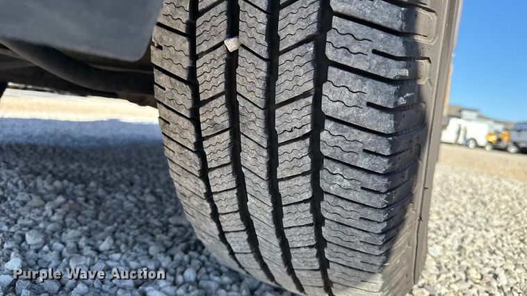 image for item ES5591 2022 Ford F350 Super Duty utility bed pickup truck