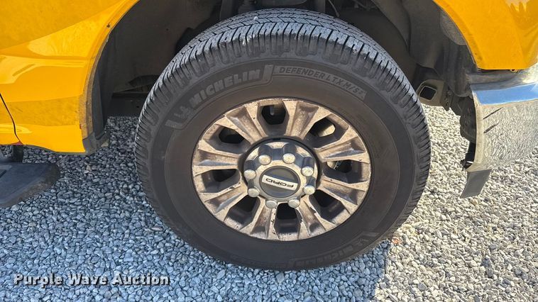 image for item ES5591 2022 Ford F350 Super Duty utility bed pickup truck