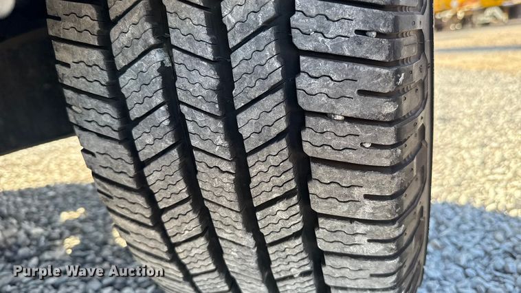 image for item ES5591 2022 Ford F350 Super Duty utility bed pickup truck