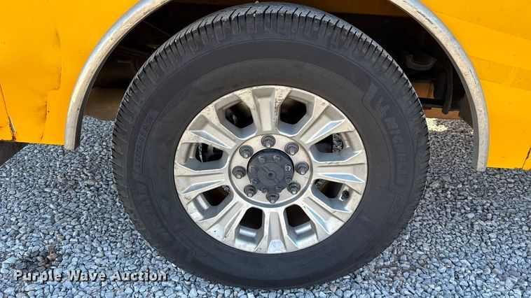 image for item ES5591 2022 Ford F350 Super Duty utility bed pickup truck