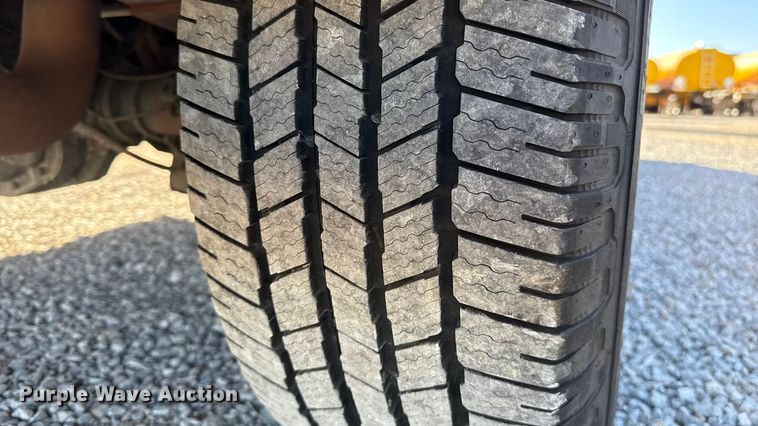 image for item ES5591 2022 Ford F350 Super Duty utility bed pickup truck