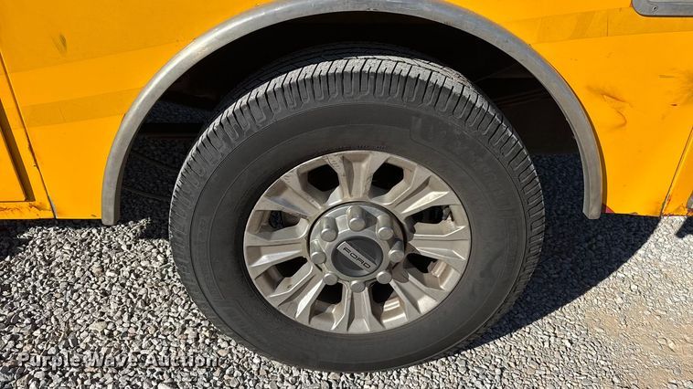 image for item ES5591 2022 Ford F350 Super Duty utility bed pickup truck