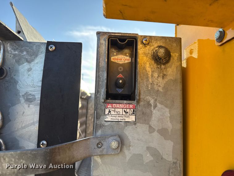 image for item ES5594 2019 Ford F350 Super Duty XL utility bed pickup truck