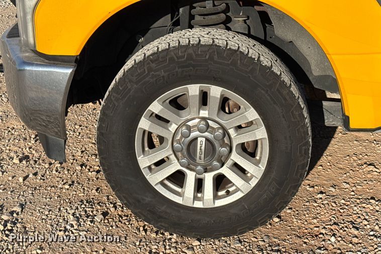 image for item ES5594 2019 Ford F350 Super Duty XL utility bed pickup truck