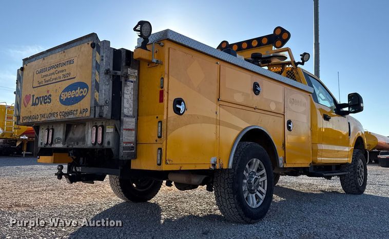 image for item ES5595 2022 Ford F350 Super Duty utility bed pickup truck