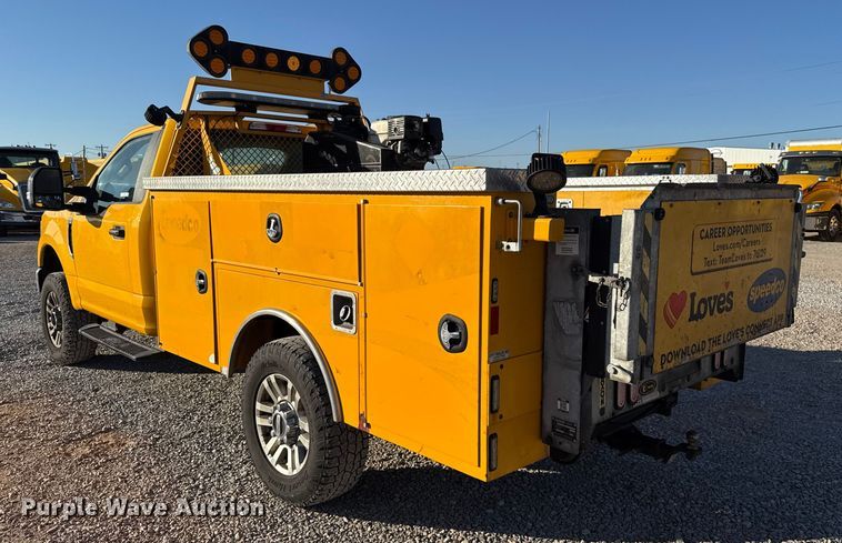 image for item ES5595 2022 Ford F350 Super Duty utility bed pickup truck