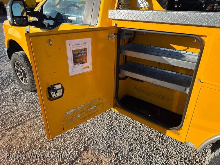 image for item ES5595 2022 Ford F350 Super Duty utility bed pickup truck