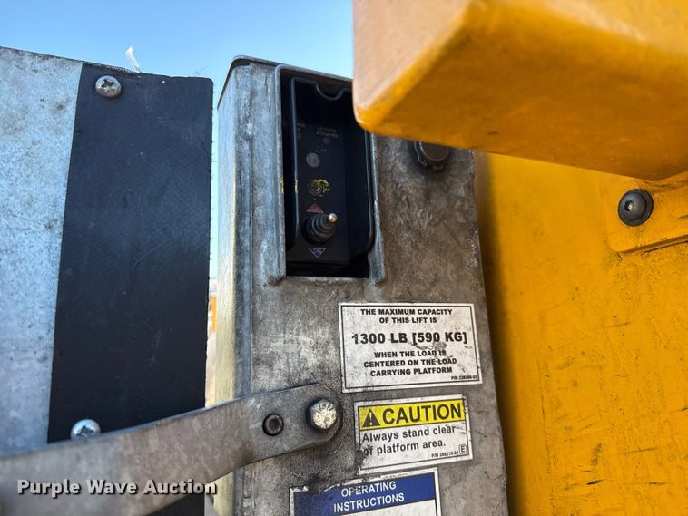 image for item ES5595 2022 Ford F350 Super Duty utility bed pickup truck