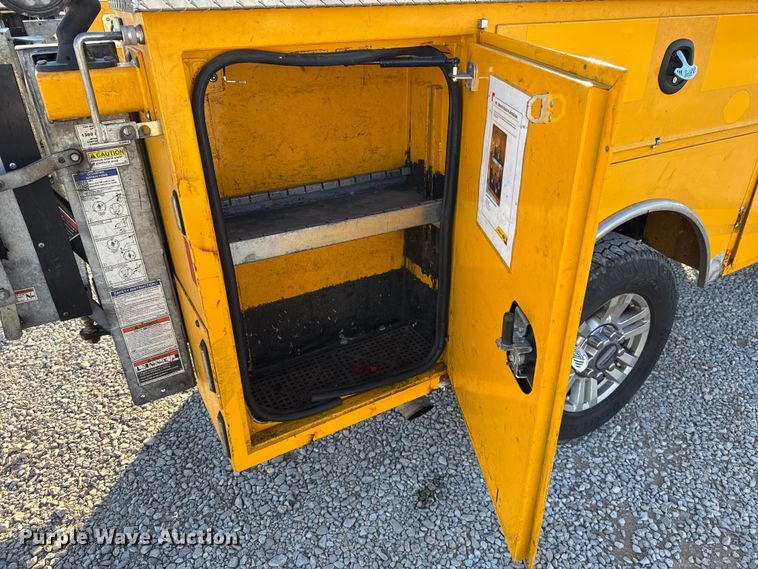 image for item ES5595 2022 Ford F350 Super Duty utility bed pickup truck