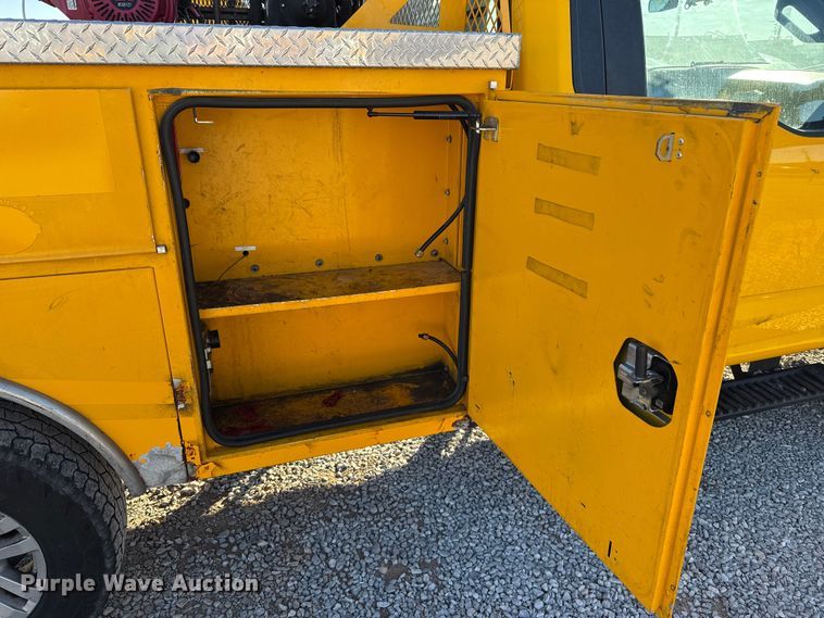 image for item ES5595 2022 Ford F350 Super Duty utility bed pickup truck