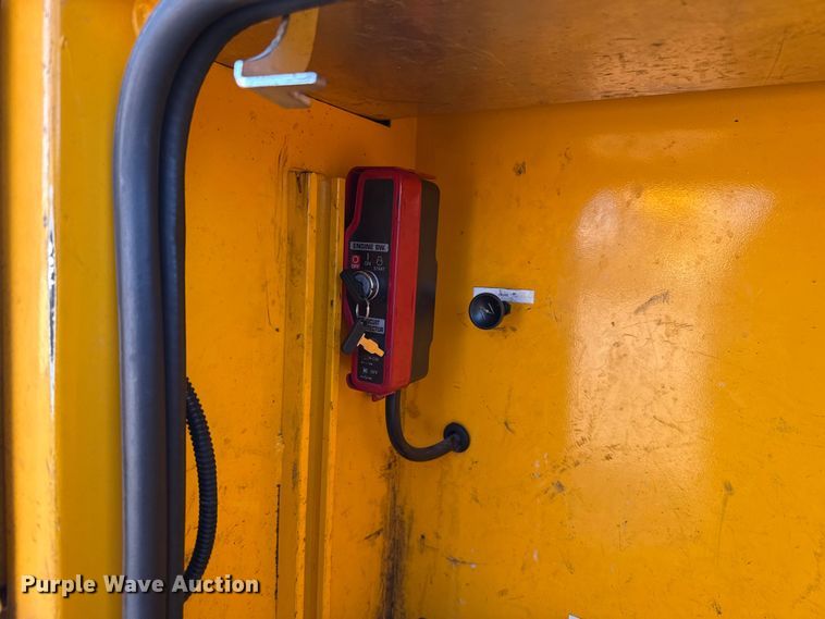 image for item ES5595 2022 Ford F350 Super Duty utility bed pickup truck