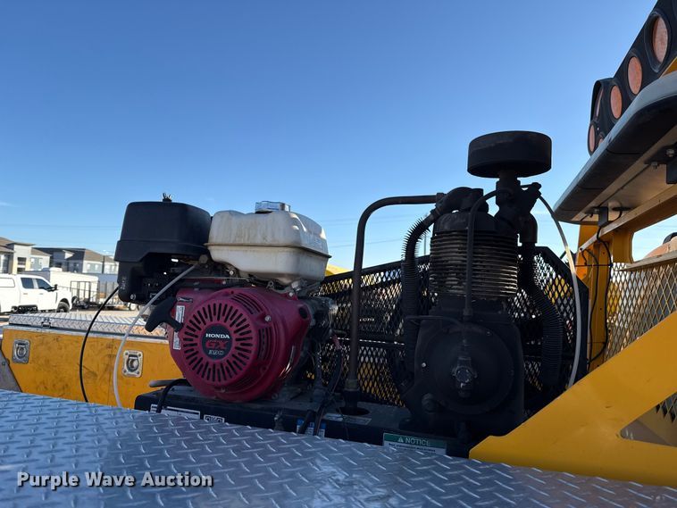 image for item ES5595 2022 Ford F350 Super Duty utility bed pickup truck