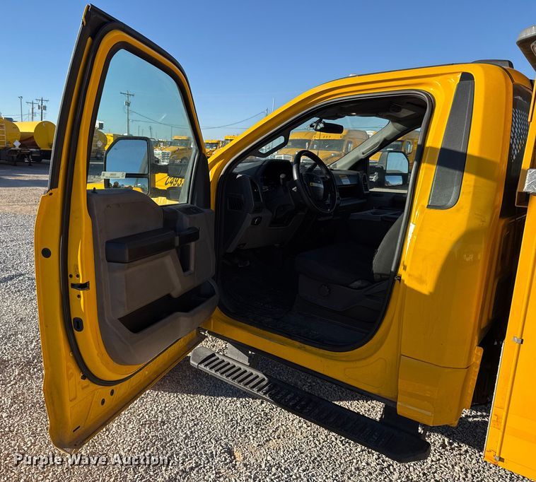 image for item ES5595 2022 Ford F350 Super Duty utility bed pickup truck