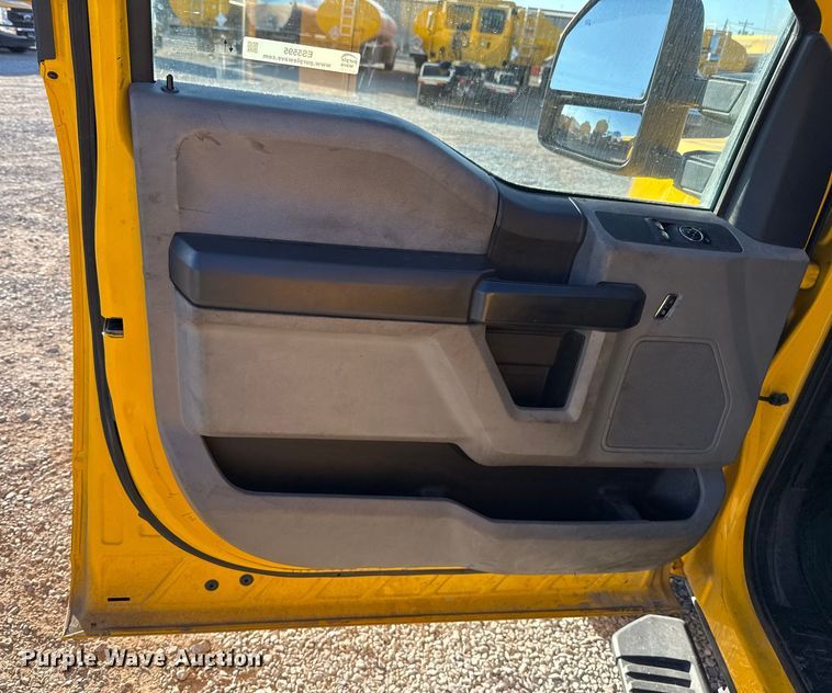 image for item ES5595 2022 Ford F350 Super Duty utility bed pickup truck