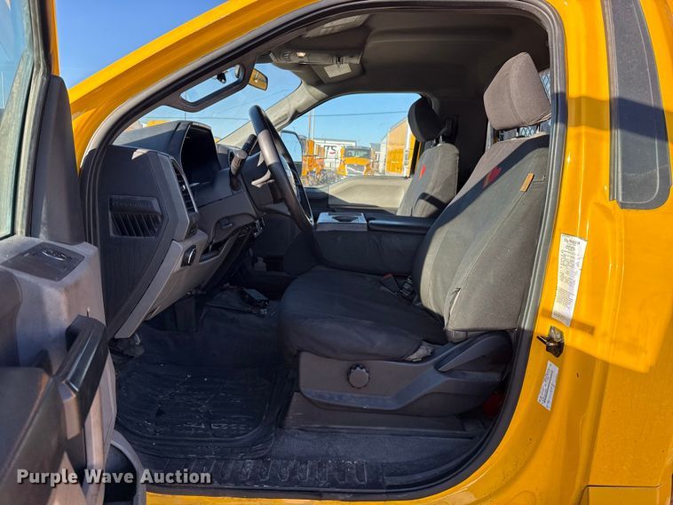 image for item ES5595 2022 Ford F350 Super Duty utility bed pickup truck