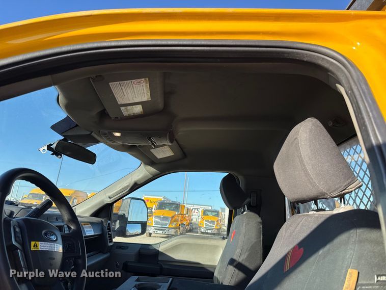 image for item ES5595 2022 Ford F350 Super Duty utility bed pickup truck