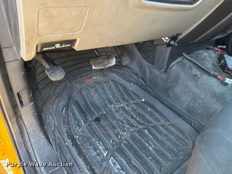 image for item ES5595 2022 Ford F350 Super Duty utility bed pickup truck