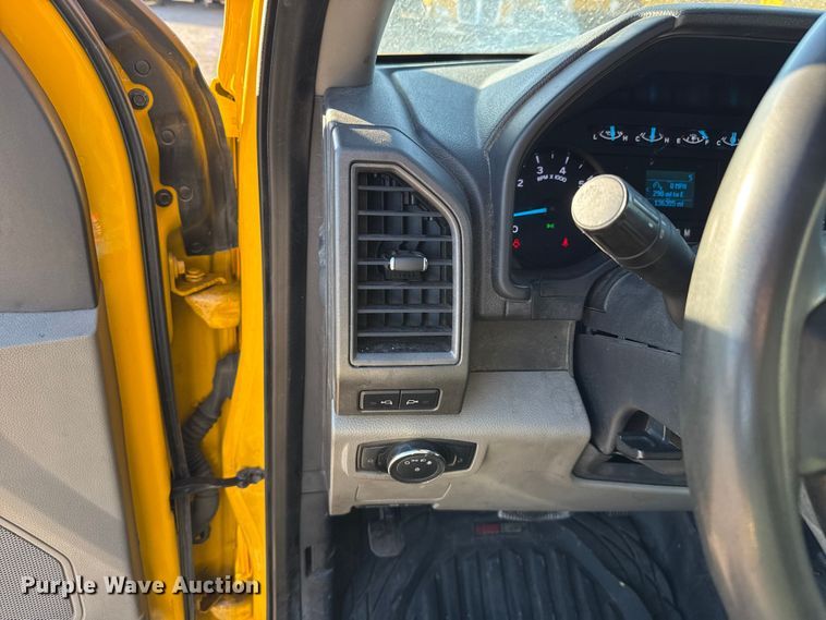 image for item ES5595 2022 Ford F350 Super Duty utility bed pickup truck