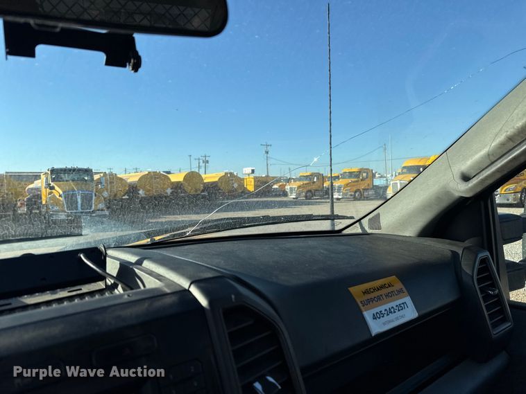 image for item ES5595 2022 Ford F350 Super Duty utility bed pickup truck