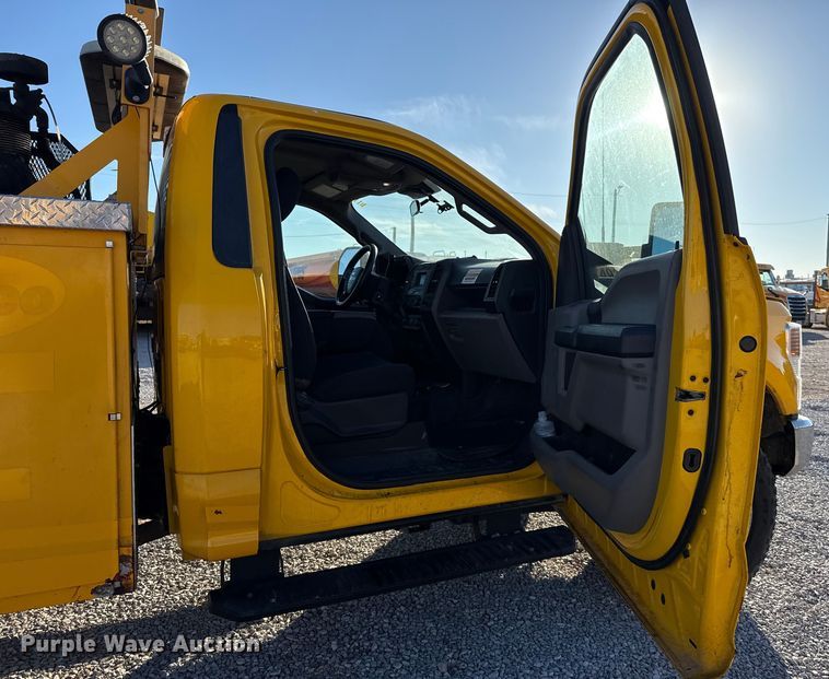 image for item ES5595 2022 Ford F350 Super Duty utility bed pickup truck