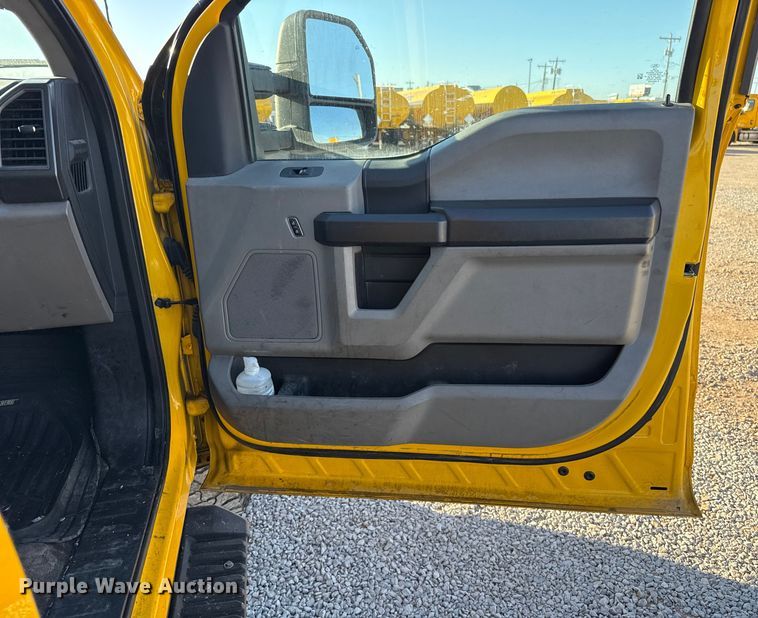 image for item ES5595 2022 Ford F350 Super Duty utility bed pickup truck