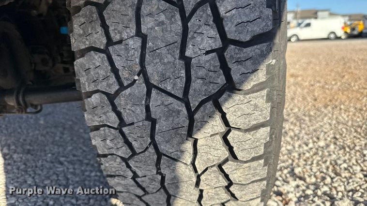 image for item ES5595 2022 Ford F350 Super Duty utility bed pickup truck