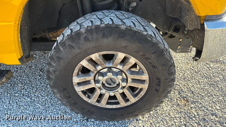 image for item ES5595 2022 Ford F350 Super Duty utility bed pickup truck