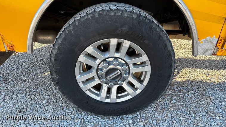 image for item ES5595 2022 Ford F350 Super Duty utility bed pickup truck