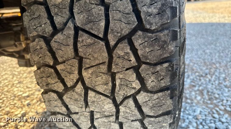 image for item ES5595 2022 Ford F350 Super Duty utility bed pickup truck