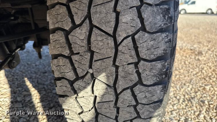 image for item ES5595 2022 Ford F350 Super Duty utility bed pickup truck