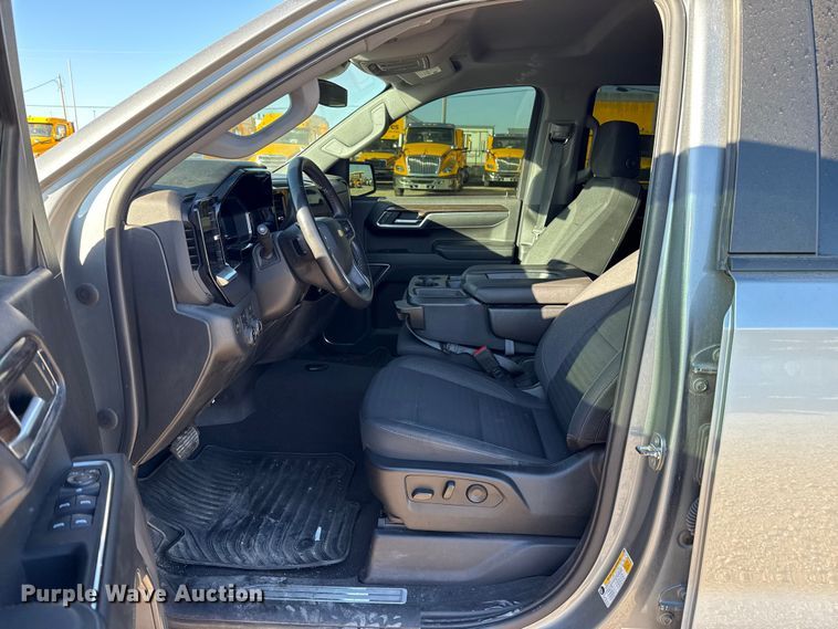 image for item ES5596 2023 Chevrolet Silverado 1500 Crew Cab pickup truck