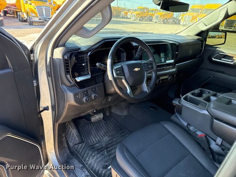 image for item ES5596 2023 Chevrolet Silverado 1500 Crew Cab pickup truck