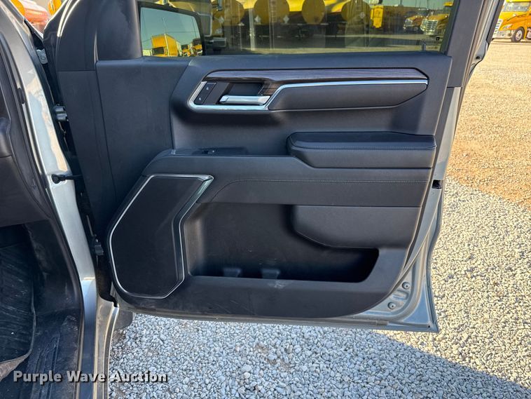 image for item ES5596 2023 Chevrolet Silverado 1500 Crew Cab pickup truck