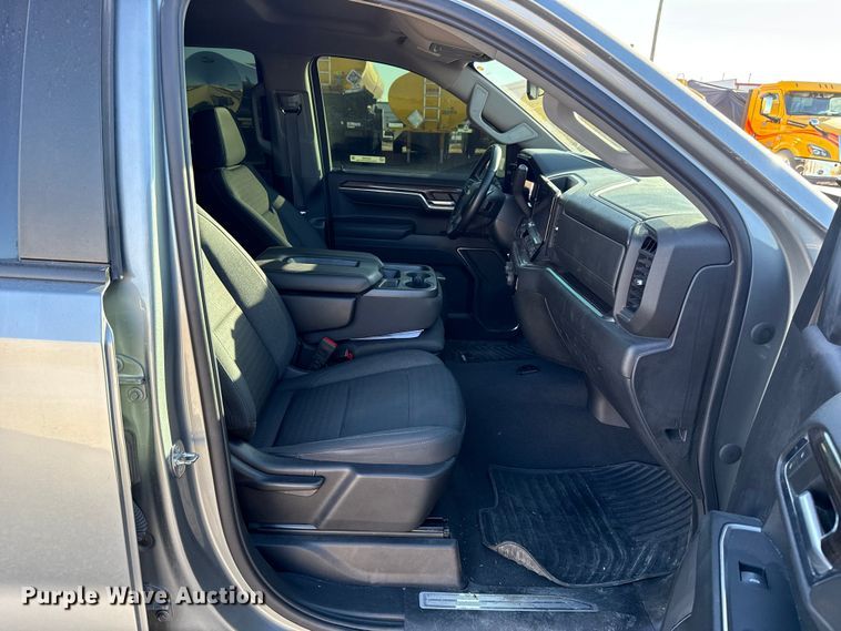 image for item ES5596 2023 Chevrolet Silverado 1500 Crew Cab pickup truck