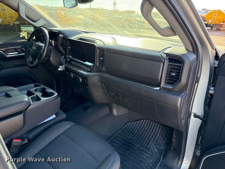 image for item ES5596 2023 Chevrolet Silverado 1500 Crew Cab pickup truck