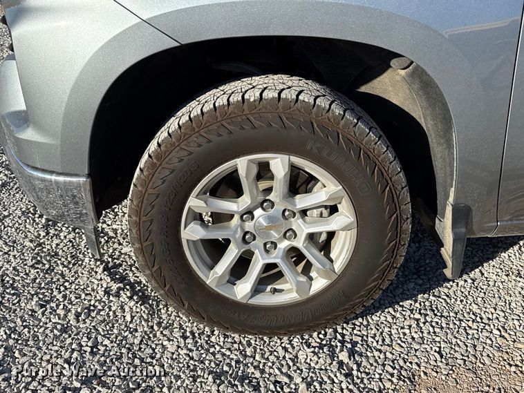 image for item ES5596 2023 Chevrolet Silverado 1500 Crew Cab pickup truck