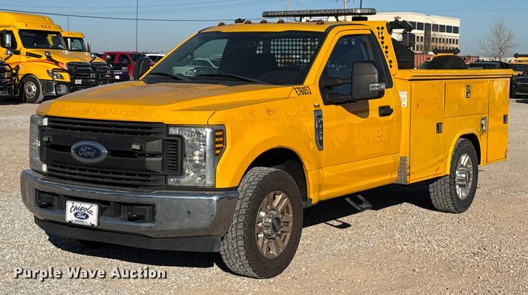 image for item ES5597 2019 Ford F350 Super Duty utility bed pickup truck