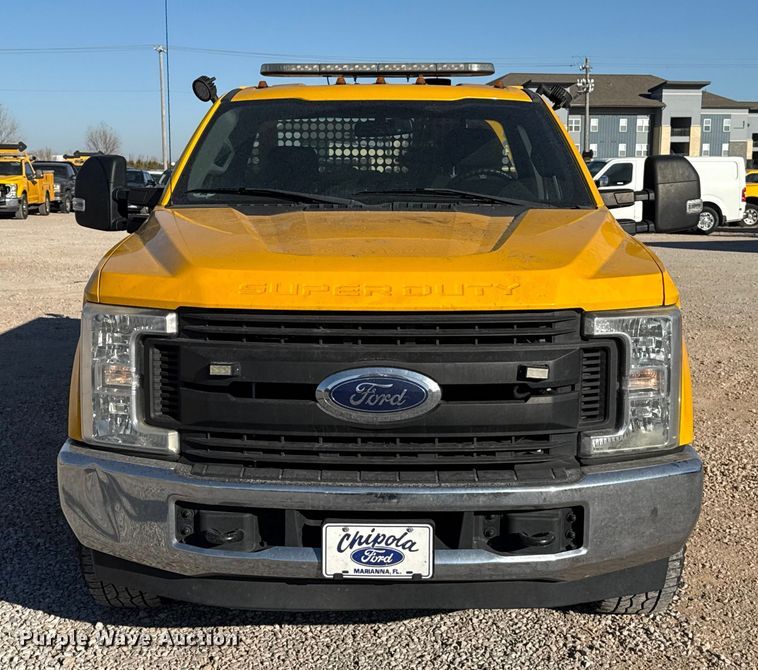 image for item ES5597 2019 Ford F350 Super Duty utility bed pickup truck